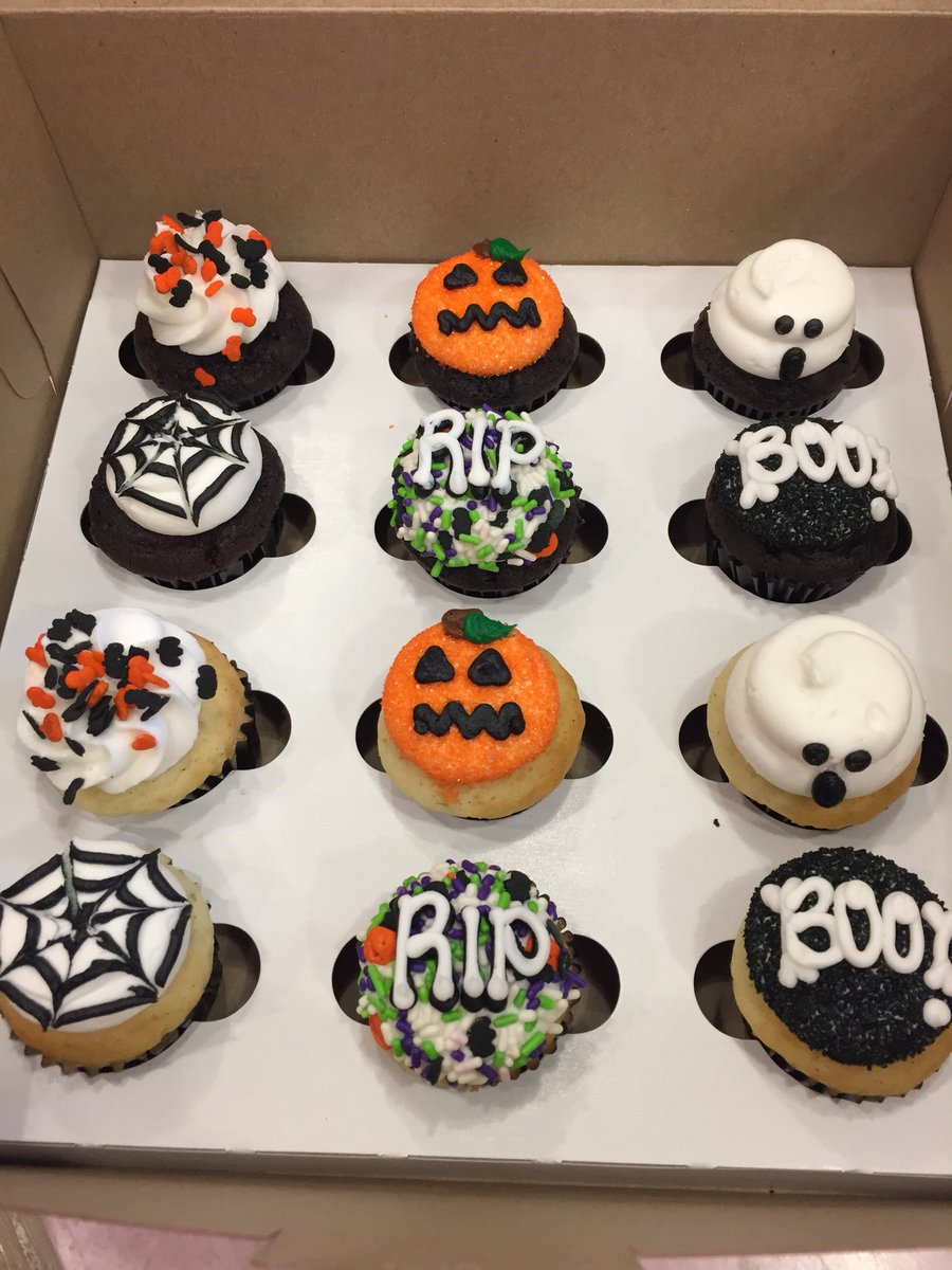 Smallcakes_IL's tweet photo. Don’t forget to order your spooky treats for Halloween! #halloween #chicagofood #chicagofoodauthority #naperville #localbakery #smallbiz https://t.co/eqcZR1t8Ic