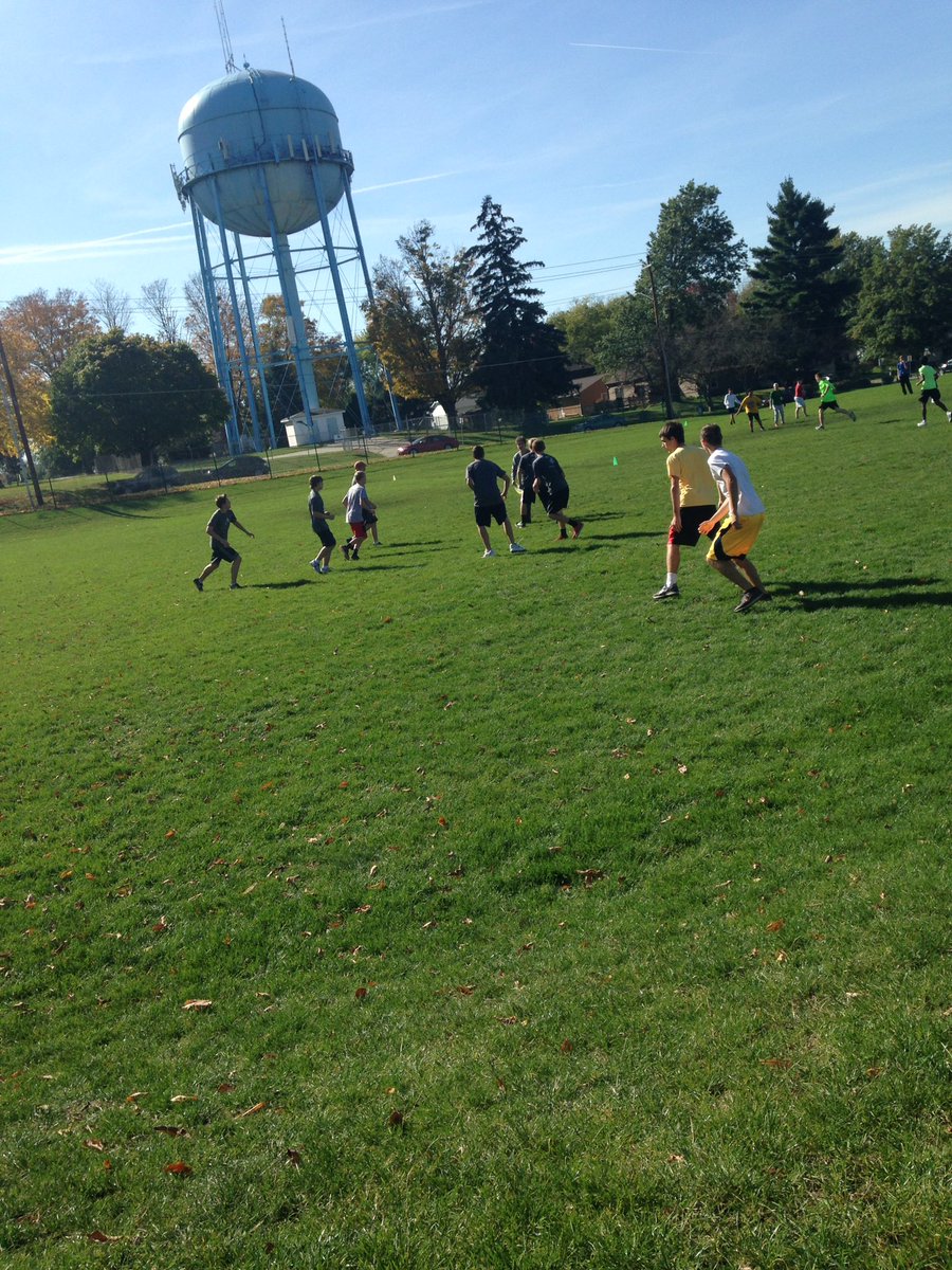 cfhssenlead's tweet photo. Action shots Ultimate Frisbee!! Thanks Will and Katy 🥗🥞🍞#studentfooddrive  @CF_schools @CF_HighSchool https://t.co/C4V5qgIJkq