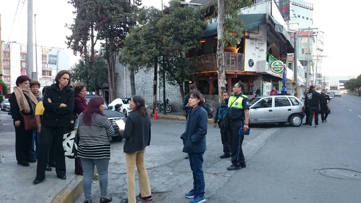 yicamendez's tweet photo. Gracias @Manuel_AlonsoG por atender a los  @anzures_vecinos tenemos que concretar los acuerdos! Falta que @GobernacionPue haga lo mismo https://t.co/REtkK5xAtv