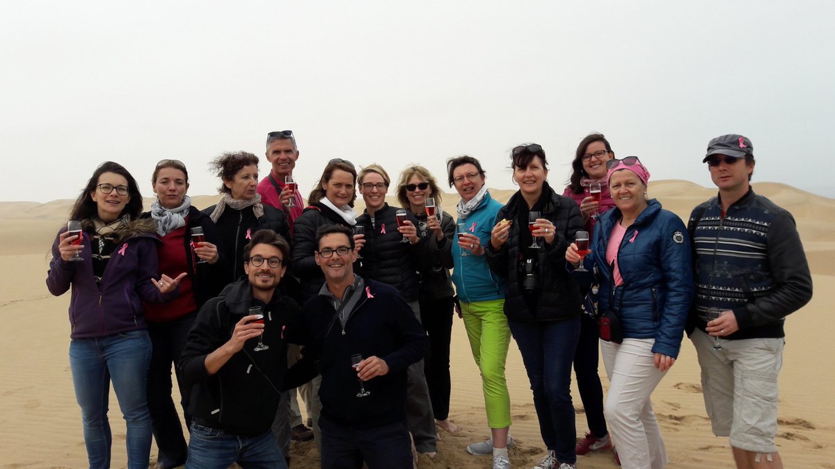 c_chauvineau's tweet photo. #OctobreRose dans les dunes du désert #Namib #Namibia ➡ même le champagne s'y met! #AXAAtoutCoeur! cc @NumssR https://t.co/uUI3I2FtnQ