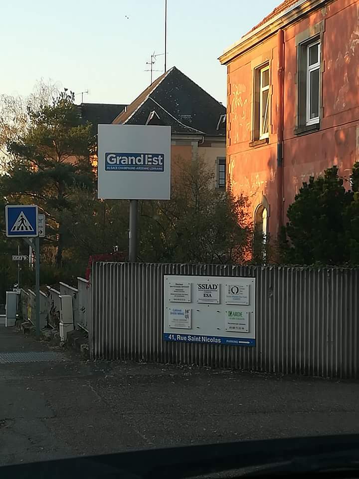 l_Alsace's tweet photo. ⭕ ALERTE INFO 
Un panneau "Grand Est" à été fraîchement installé à Saverne (67). Une honte ! 
Combien de temps va t il rester en place ? https://t.co/uQoinQwadD