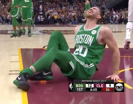 clynchc2's tweet photo. Quand ton fav joueur de basket casse son cheville et tu demande pk😭😭😭 #reissespieces18 https://t.co/YhJnqiY0nE