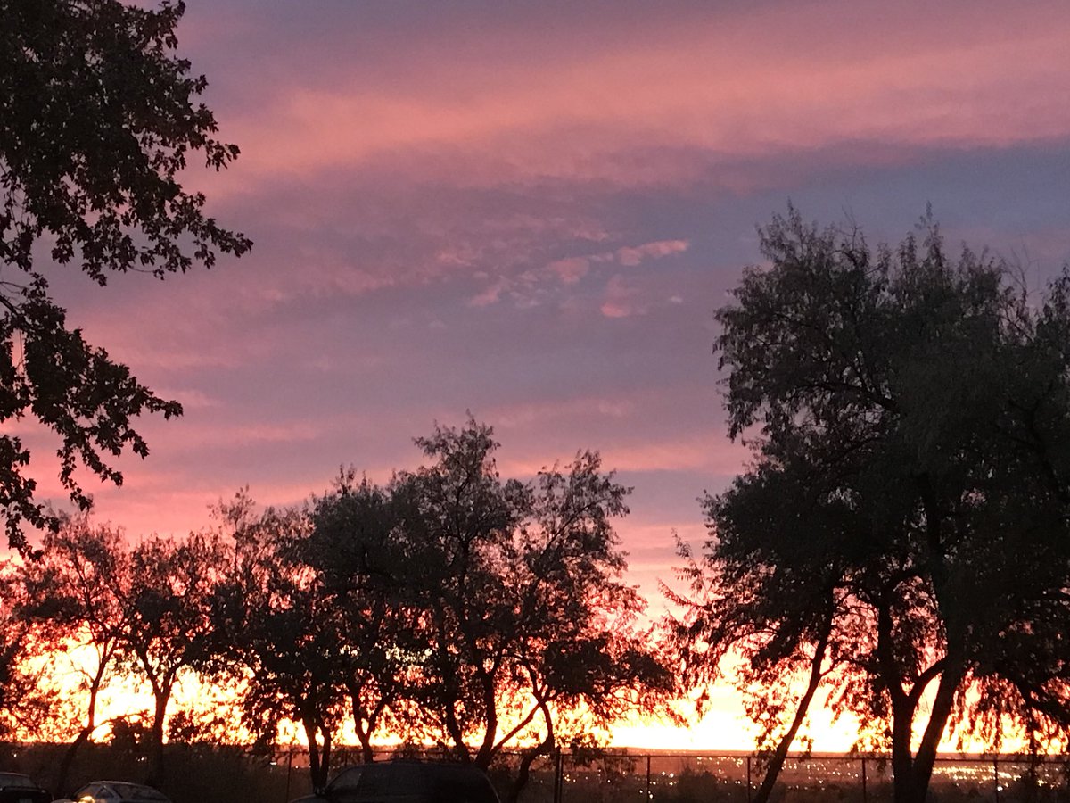 SAVANITA_87's tweet photo. My view! Beautiful! @DutraWeather @KirkYuhnke https://t.co/QuMK7IztYO
