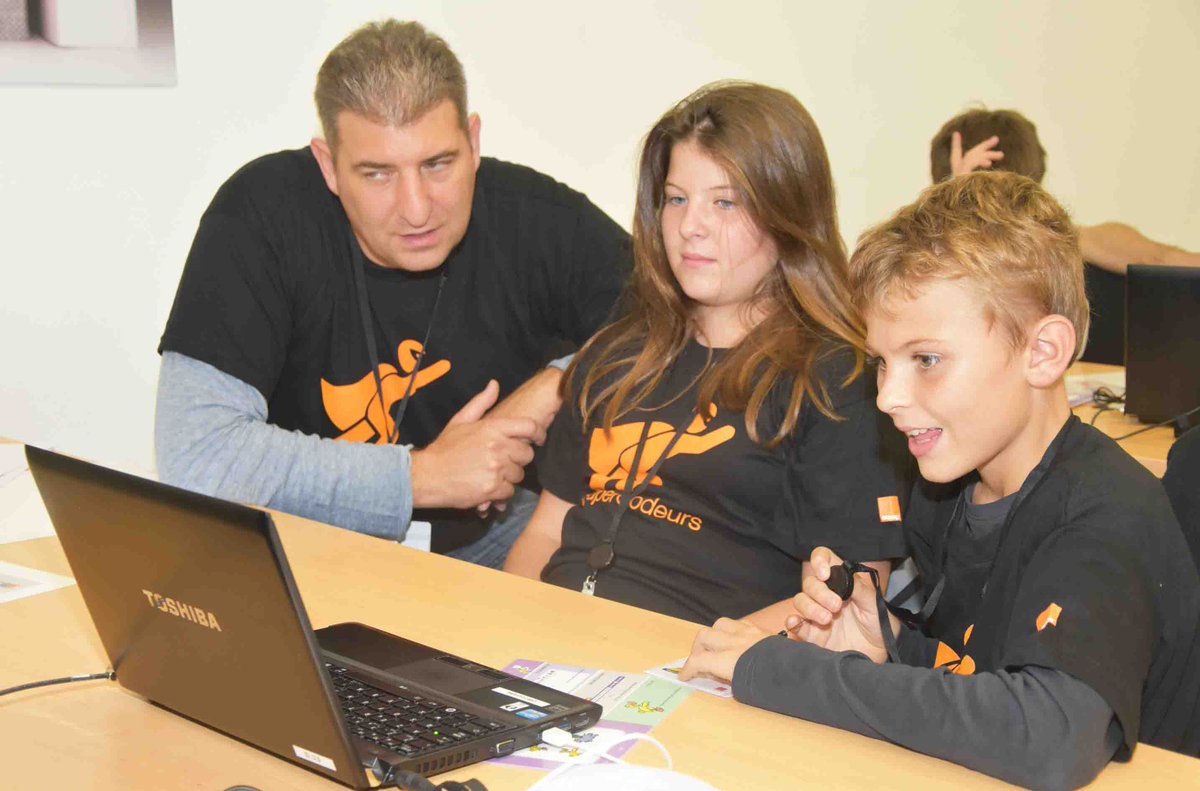 OrangeOccitanie's tweet photo. A #Montpellier, les ateliers #SuperCodeurs sont en cours : les coaches guident les enfants qui se régalent. Concentration maximale ! https://t.co/rcMRvXTVbU