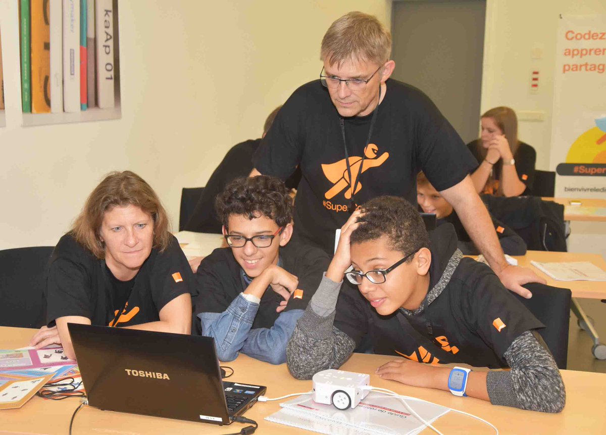 OrangeOccitanie's tweet photo. A #Montpellier, les ateliers #SuperCodeurs sont en cours : les coaches guident les enfants qui se régalent. Concentration maximale ! https://t.co/rcMRvXTVbU