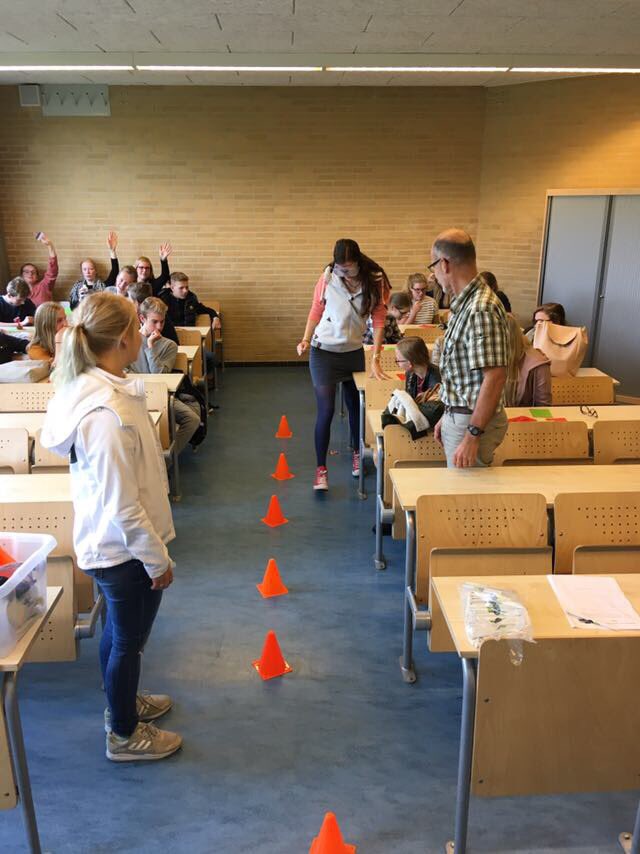 Enthousiaste leerlingen bij <a href="/PieterZandt/">PieterZandt</a> in Kampen! Door middel van onze ‘alcohol-en drugsbrillen’ ervaren ze zelf dat rijden onder invloed geen goed idee is.