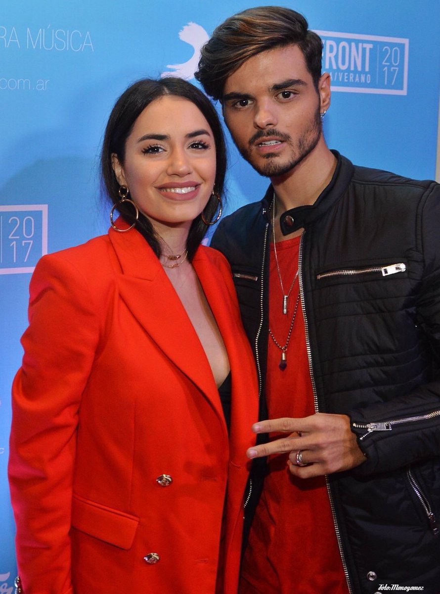 LaliEspositoFCE's tweet photo. @laliespos hija mía, que bien te rodeas... ❤️💃🏽🙌💁🏼🇦🇷🇪🇸 #UpFrontSony https://t.co/t1aYo1pgON