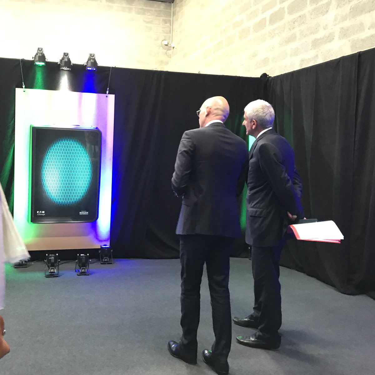 webaxys's tweet photo. Quelques explications en avant-première pour nos invités ! 👓 #Webaxys #Normandie #GreenIT #Datacenter https://t.co/cnEI1F7DDB