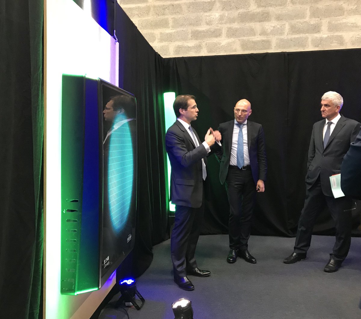 webaxys's tweet photo. Quelques explications en avant-première pour nos invités ! 👓 #Webaxys #Normandie #GreenIT #Datacenter https://t.co/cnEI1F7DDB