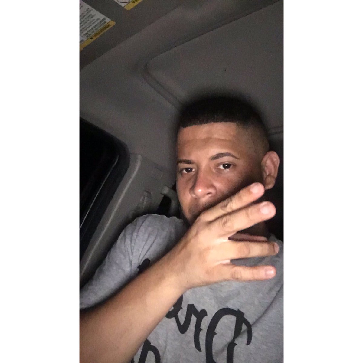 LuisROfficial's tweet photo. Mi voz es la bala y el celebró corta que cuando escupe a todos los transporta
Att: #LaGlock 🔫 https://t.co/u5gQvMkGFl