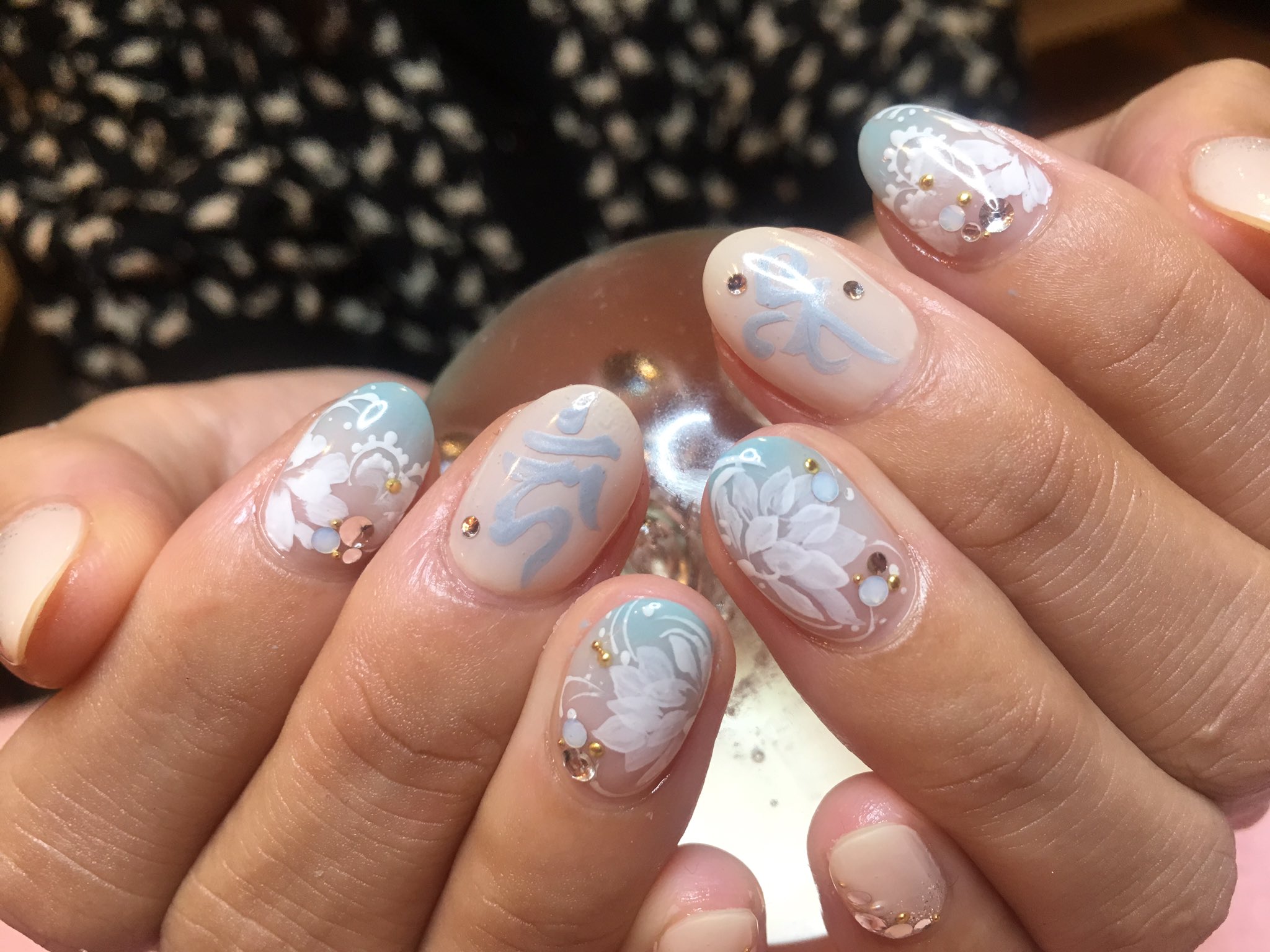 ツジーリヤ ヨシコサンドロワ 渾身の 梵字と蓮 仏教 ネイル ぱっと見でそれと分からないところがミソ 右手は不動明王のカーン 左手は毘沙門天のベイ 今週末の目黒不動尊に向けて 梵字ネイル 梵字 ネイル 仏教ネイル 仏教 ネイルアート