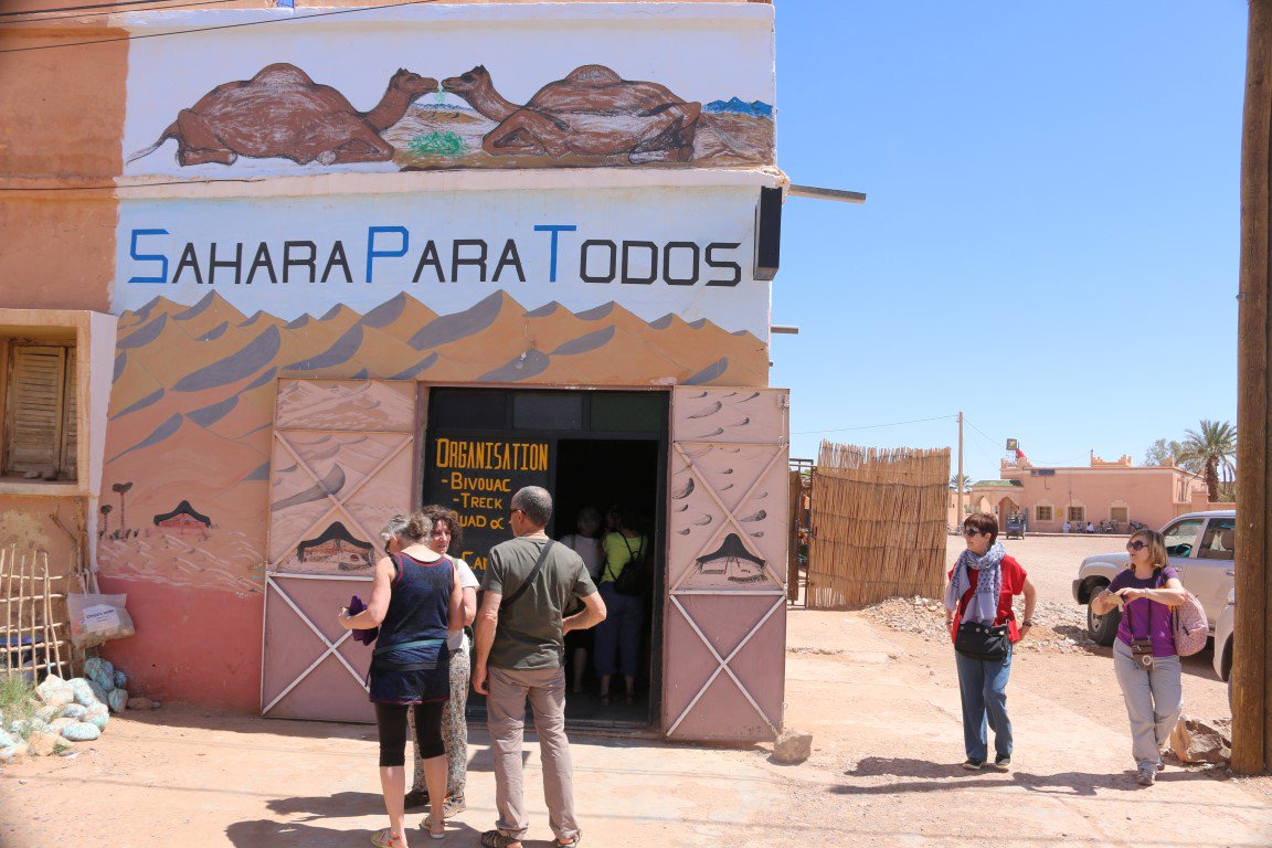 saharaparatodos's tweet photo. También si llegas de casualidad a #Tagounite, puedes encontrarnos allí. Siempre con las puertas abiertas y con los 4x4 esperándote para recorrer el #desierto.  https://t.co/UHyxPMzNR0 #surdeMarruecos #Marruecos https://t.co/9v9Or3IfbZ