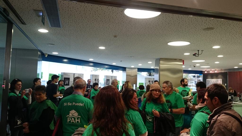 PAH_Valencia's tweet photo. Retirada del anexo y sus exigencias ILEGALES de los contratos de Alquiler Social YA @BancoSabadell #WelcomeToAlacant #PAHvsSabadell
@LA_PAH https://t.co/Vl6edcUzGV