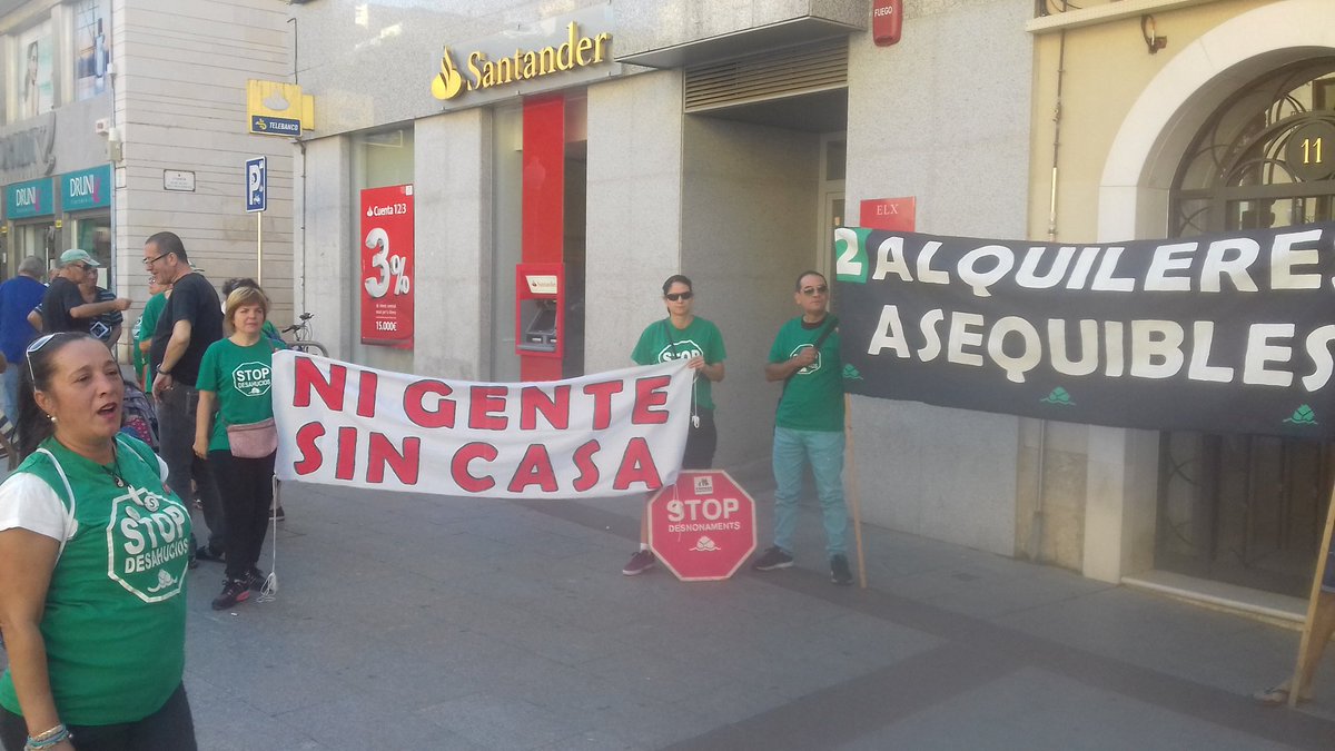 PAH_Valencia's tweet photo. Año y medio de bloqueo por parte de @BancoSabadell a las PAHs de toda Alicante. INACEPTABLE #WelcomeToAlacant #PAHvsSabadell
@LA_PAH https://t.co/ymLDERmcmC