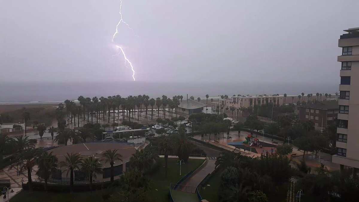 Lorenajm99's tweet photo. @tiempobrasero @A3Noticias   Valencia - Playa de la Patacona https://t.co/CojcfBDcVU