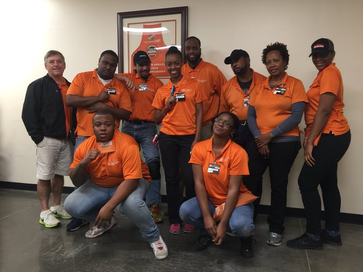117Met's tweet photo. Store 117 made the safety pledge!! #METGOTYOURBACK 💪🏽 @ginger_coleman @kenchelle86 https://t.co/5nf0ev9Att