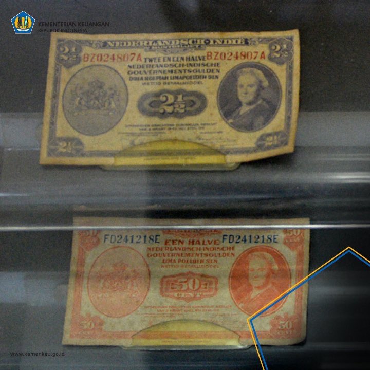 KemenkeuRI's tweet photo. 2 Mata uang yg berlaku kala itu antara lain uang DeJavasche Bank, uang Hindia Belanda, uang Jepang &amp; uang NICA 

#Oeang71 https://t.co/7Zdt2xP8x5