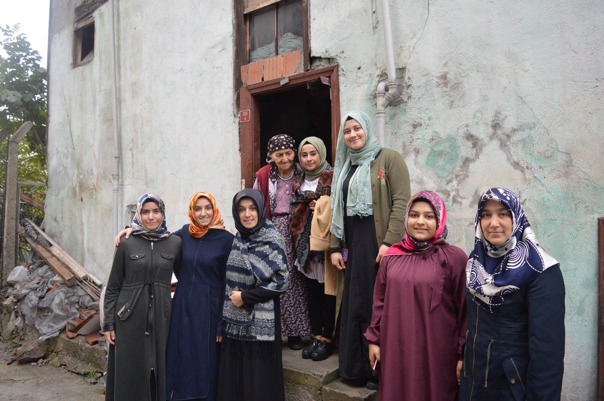 GSB_KYGM's tweet photo. Bartın Yurdu öğrencileri, Safiye Nineyi evinde ziyaret ederek😊sevindirdi; hayır duasını🤲🏻aldı. #KYKGönülBağı https://t.co/gWGMtkzK0p