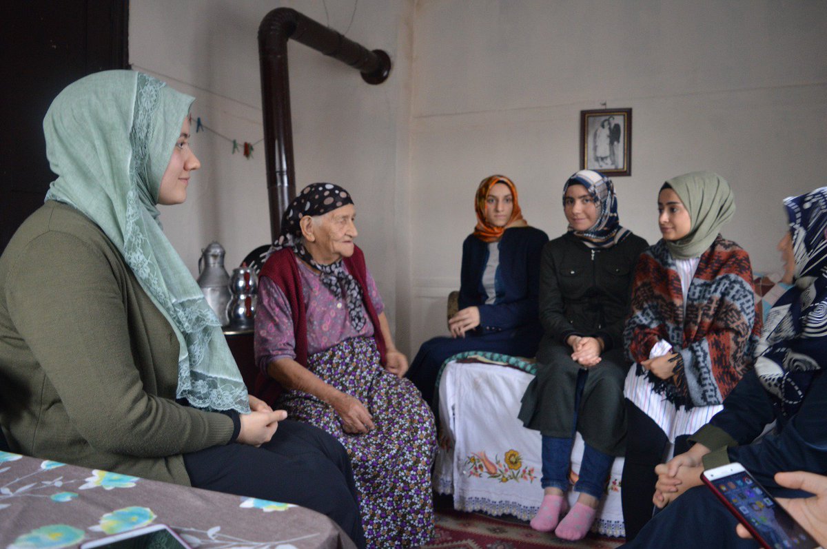 GSB_KYGM's tweet photo. Bartın Yurdu öğrencileri, Safiye Nineyi evinde ziyaret ederek😊sevindirdi; hayır duasını🤲🏻aldı. #KYKGönülBağı https://t.co/gWGMtkzK0p