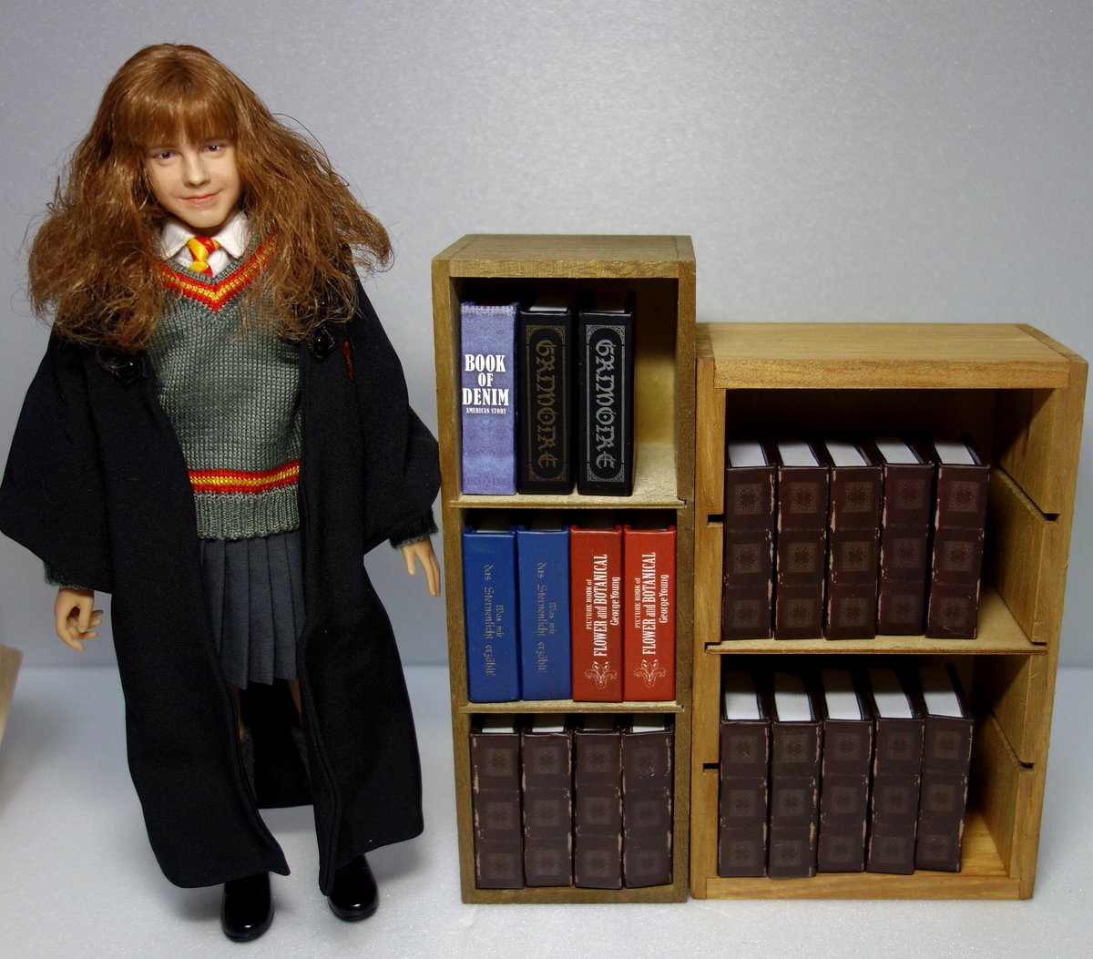 Uzivatel ポゥ尼崎 ｱｾﾝｼｮﾝ ﾏﾀﾞｧ っ 凵 ﾁﾝﾁﾝ Na Twitteru 100均セリア ミニチュアブックオブジェ セリアの豆本を並べてみた 他にも種類があるのだが どこにしまったか分からなくなったｗ 金銀の魔導書はかっこいいね ハーマイオニー久しぶりに登場