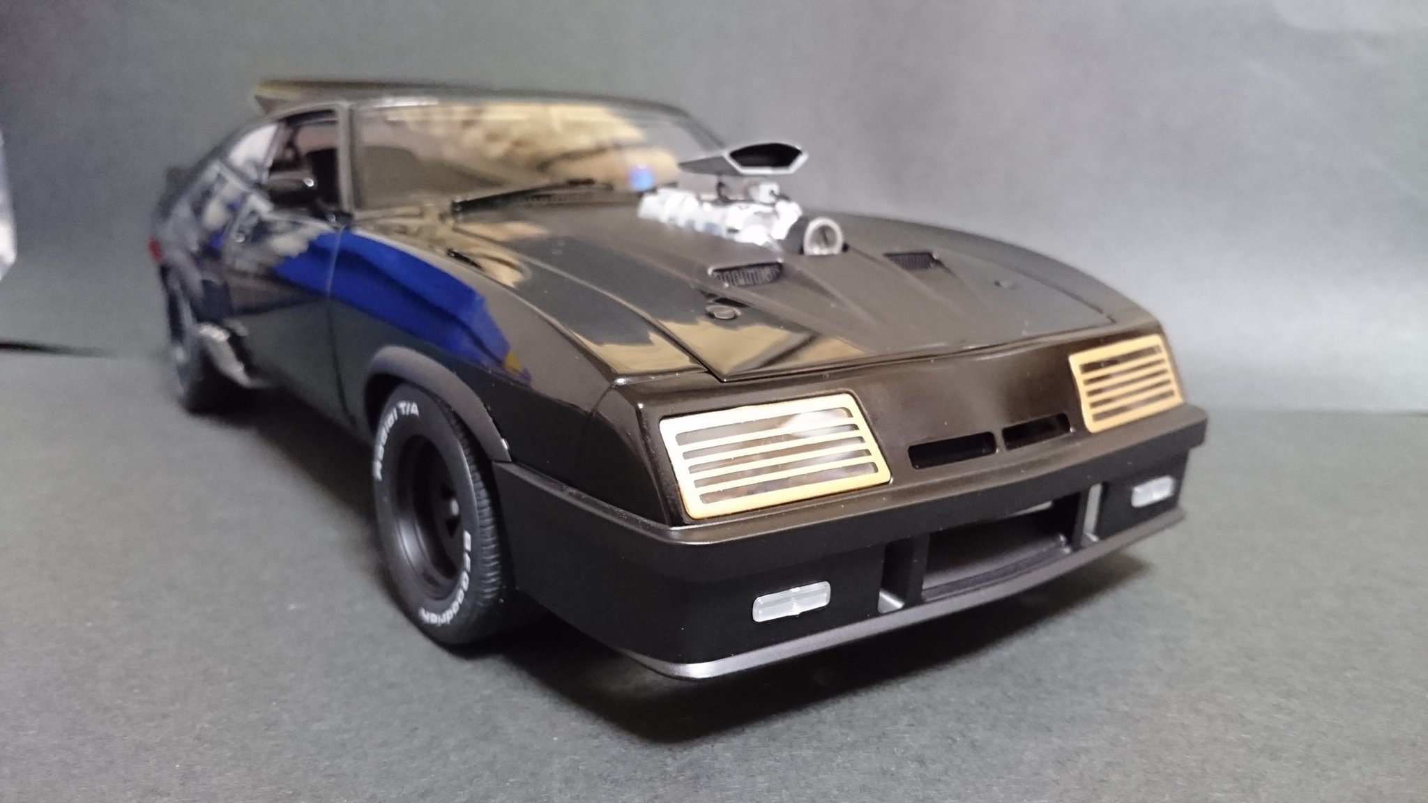 与太郎工房 オートアートのブラックインターセプター 版権の関係でmfpのバッジやナンバープレート表記は使えないけど 車体自体はリアルな仕上がりです オートアート ブラックインターセプター マッドマックス Mad Max T Co Uce5la693d