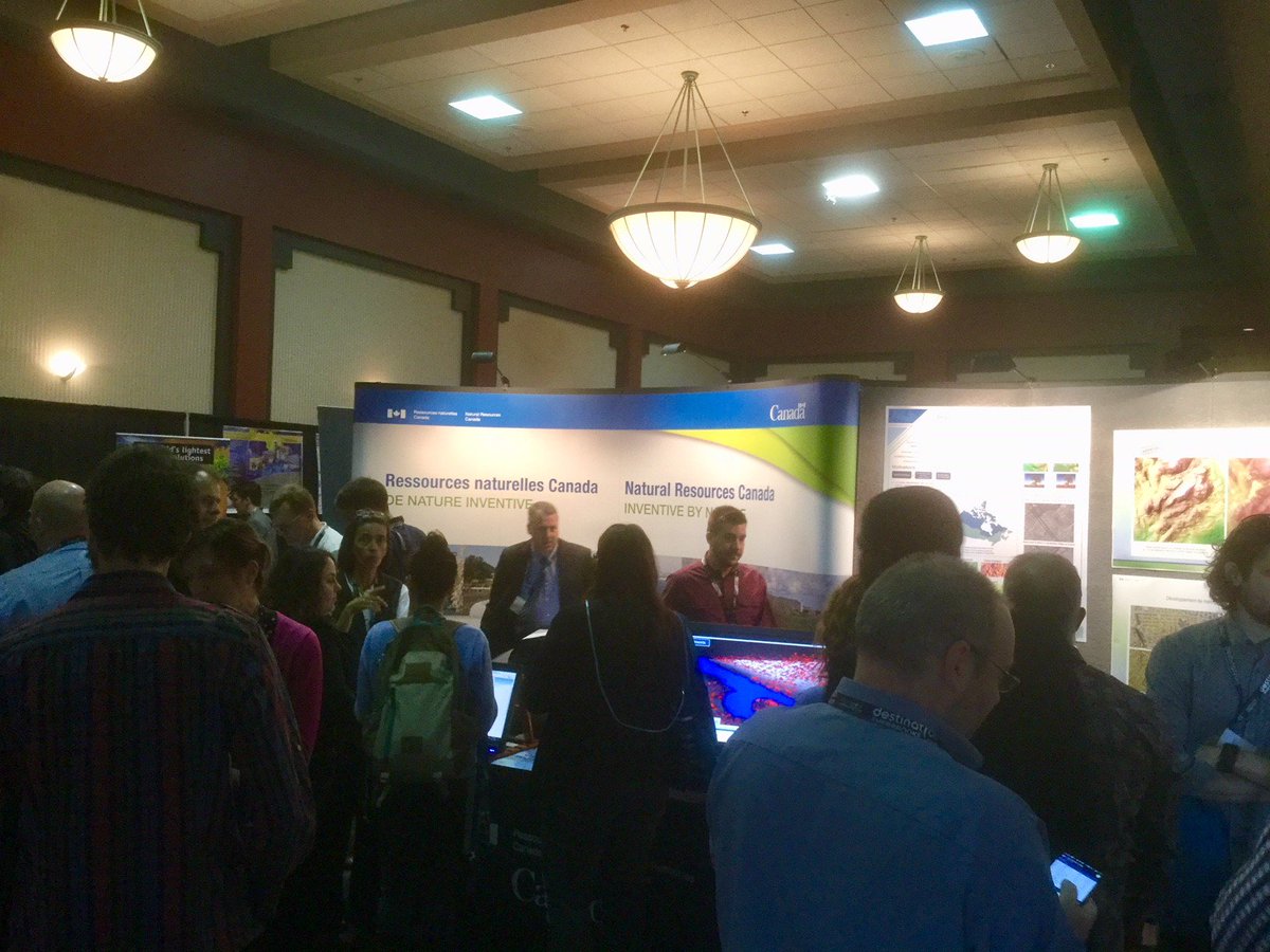 karenbronsard's tweet image. #GeoBase est à #visiongeo2017. Il y a du monde au kiosque!