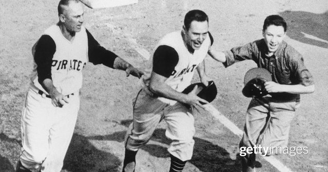 MatthewJRichard's tweet photo. The greatest home run in baseball history 📷: MLB Photos via @GettyImages https://t.co/yNC4dmaaSq https://t.co/ee4DRPMLNB