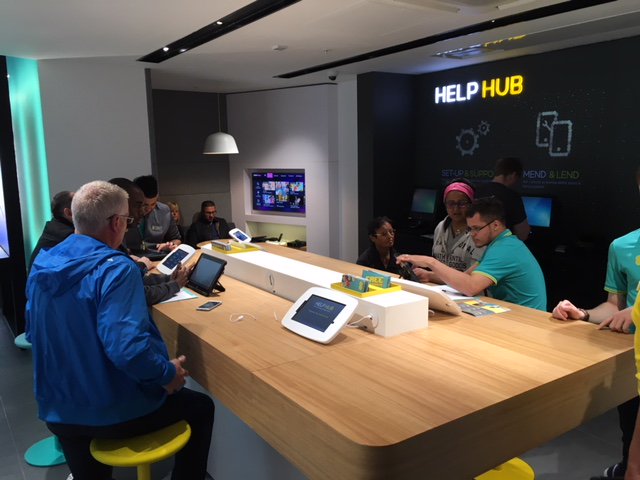MarcAllera's tweet photo. @EE Showcase stores have dedicated Help Hub areas and experiential zones where customers can try the latest products – inc #GooglePixel2 👌 https://t.co/Fn8bxdWjrM