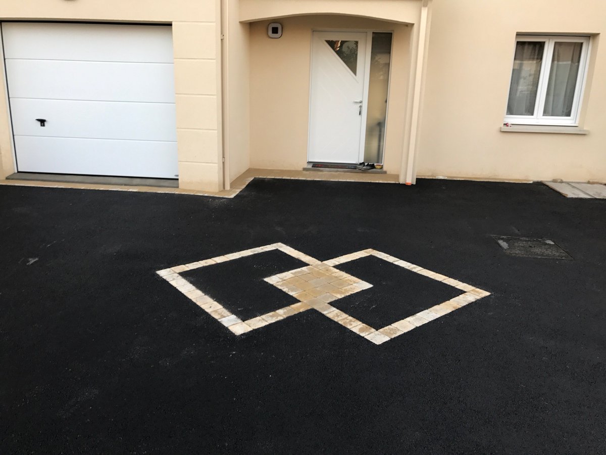 TP_Pires_91's tweet photo. Réalisation d'un revêtement en goudron avec dessin en #pavés https://t.co/gGk7enhUCy #goudron #essonne #Travauxpublic https://t.co/hQQ2PnGK3I