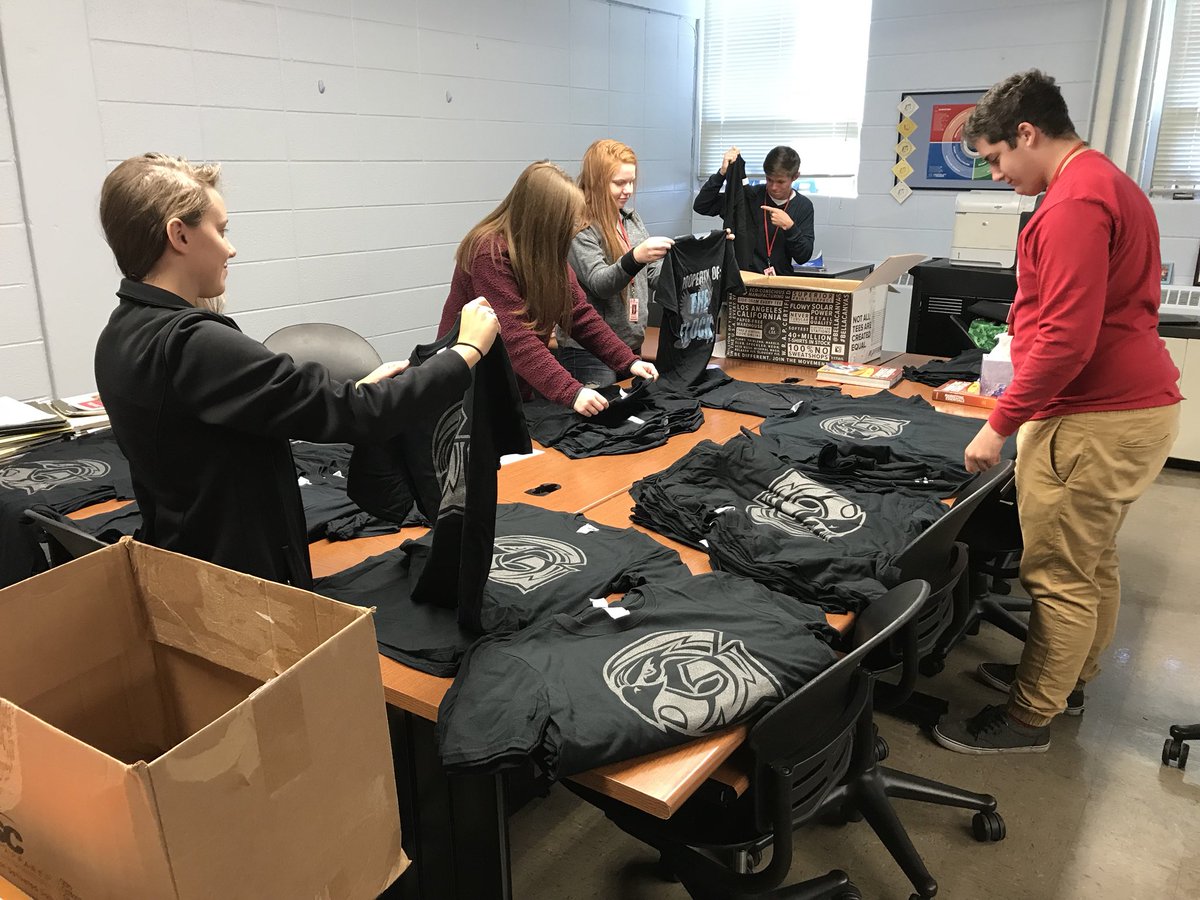 glendalenest's tweet photo. Glendale Marketing I &amp; @glendaledeca students getting after it, inventorying new black out &amp; flock star t-shirts!!! 🖤🦅 https://t.co/frgjAhwkfS
