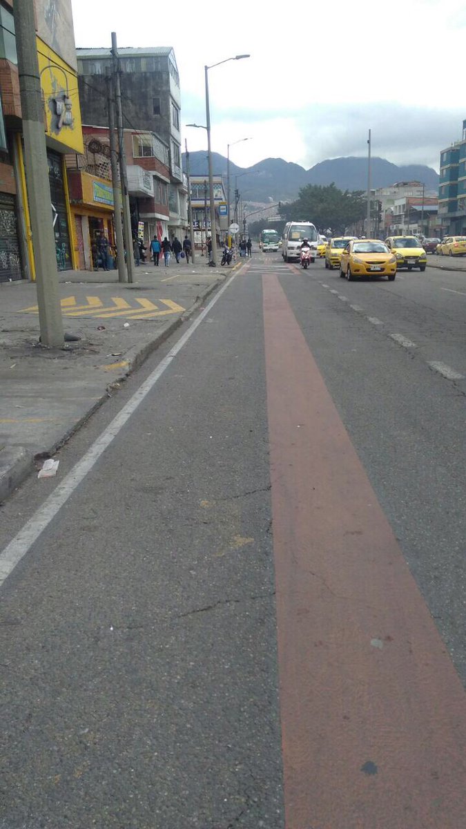 SectorMovilidad's tweet image. 🚌Los Carriles Preferenciales permiten que más bogotanos se muevan mejor. Garantizamos su uso correcto  en la Av. 1 de Mayo. #UnaBuenaMovida