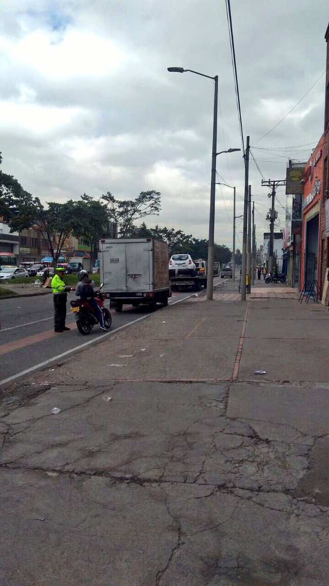 SectorMovilidad's tweet image. 🚌Los Carriles Preferenciales permiten que más bogotanos se muevan mejor. Garantizamos su uso correcto  en la Av. 1 de Mayo. #UnaBuenaMovida