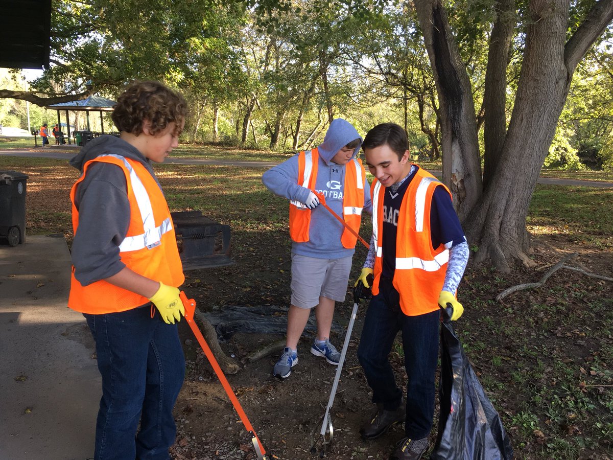 gcaramsms's tweet photo. 8th graders working to Keep Knoxville Beautiful #gcaramsms #gcaserves #gcamsserveday https://t.co/4a7fHK63N7
