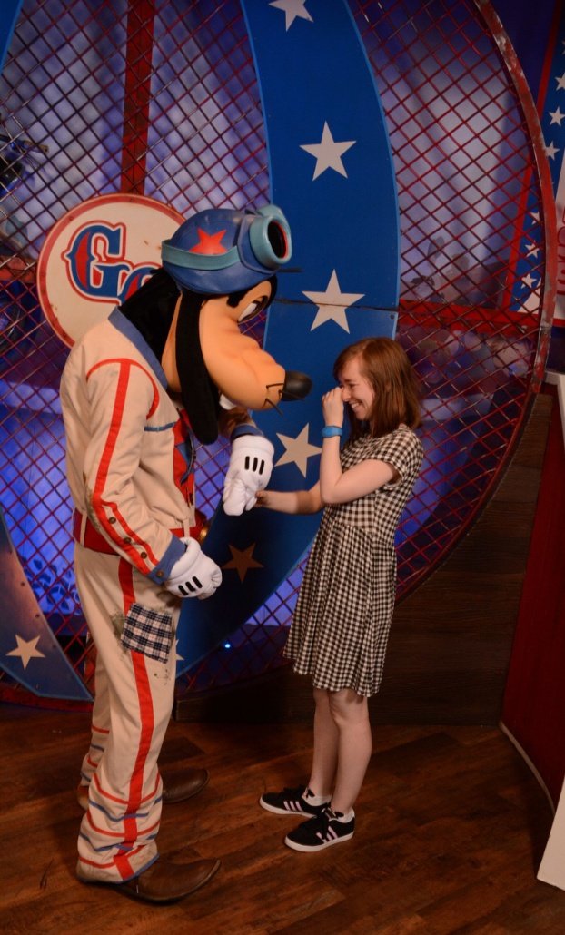 PancakeGabi's tweet photo. Dancing and smiles with the Great Goofini~ Thank you Goofy! 😄💙 #wdw #WDWLarty #MagicKingdom https://t.co/YGgLSveEB3
