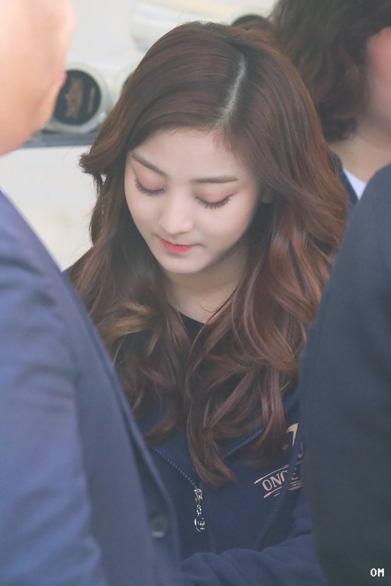 olmaneegee1020's tweet photo. 171015 ONCE BEGINS
#트와이스 #TWICE #지효 #JIHYO https://t.co/L9PBu9bFFO