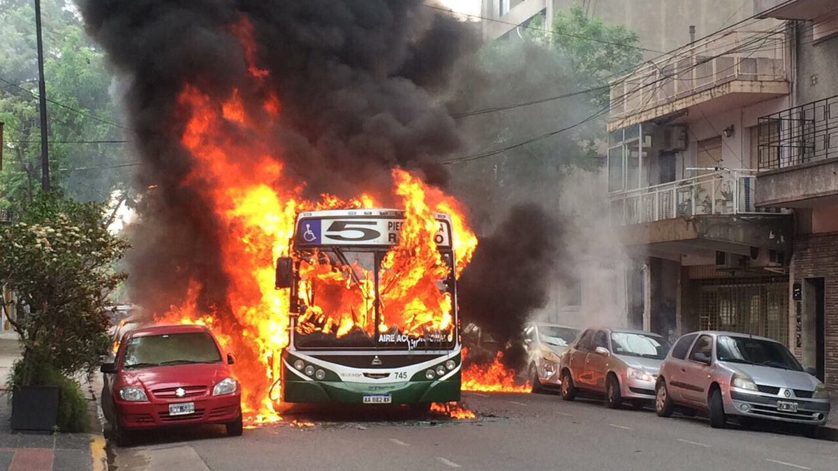 Lacarra 54 y Av. Rivadavia se incendia  colectivo Línea 5
También afecta a otros  8 vehiculos. <a href="/HugoPalamara/">Hugo  Palamara</a>