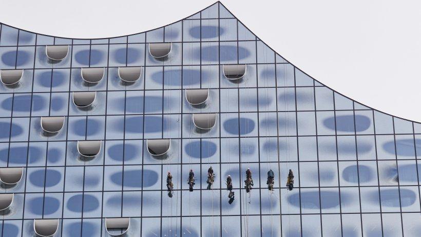 abendblatt's tweet photo. Elbphilharmonie – einmal Fensterputzen kostet 52.000 Euro https://t.co/FQ83H88TUg https://t.co/f2a74Bg7ho