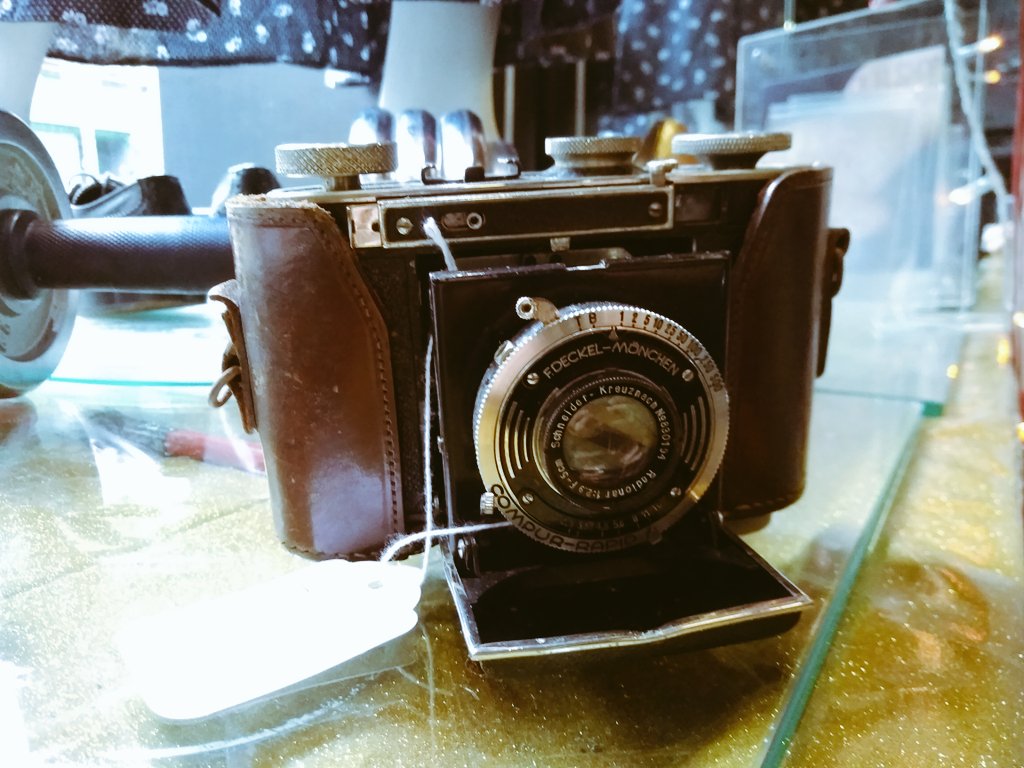 ShelterForrest's tweet photo. Gorgeous 1930's Certo Dollina film camera in working order handed in today! 📸✌️#retro #camera #cameraception #granddadjokes #bangindonations https://t.co/mKbwiT5yKA