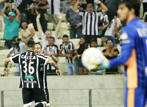 esportesopovo's tweet photo. Erramos | Gol de Leandro Carvalho contra o Paraná não estava impedido: https://t.co/N4UkUTOKrI https://t.co/gNV5tcqJTN