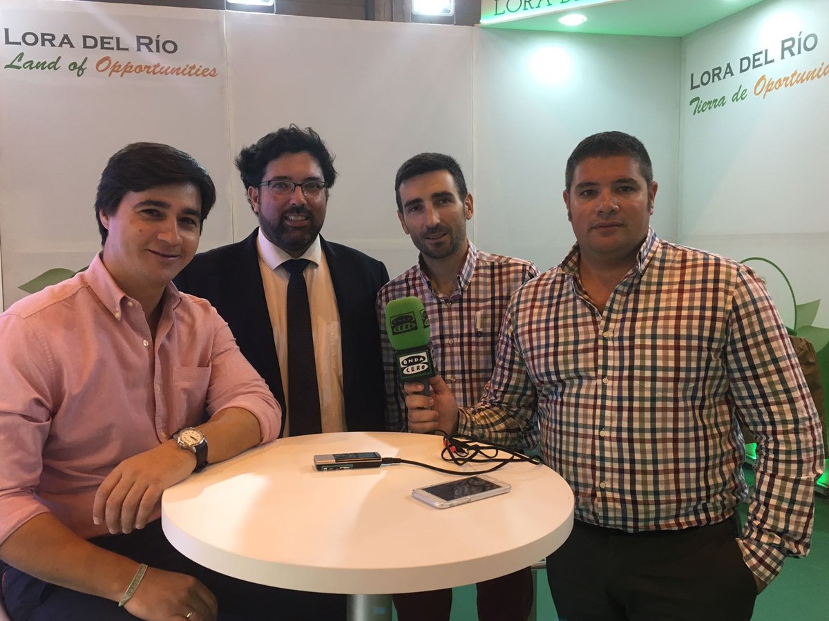 Nuestro enviado a Fruit Attraction, Cipriano Marín, en el stand del Ayuntamiento de Lora del Río, Pabellón 6 stand 6A00 de IFEMA-Madrid. Cubre la noticia para Onda Cero y La Voz de Lora.
