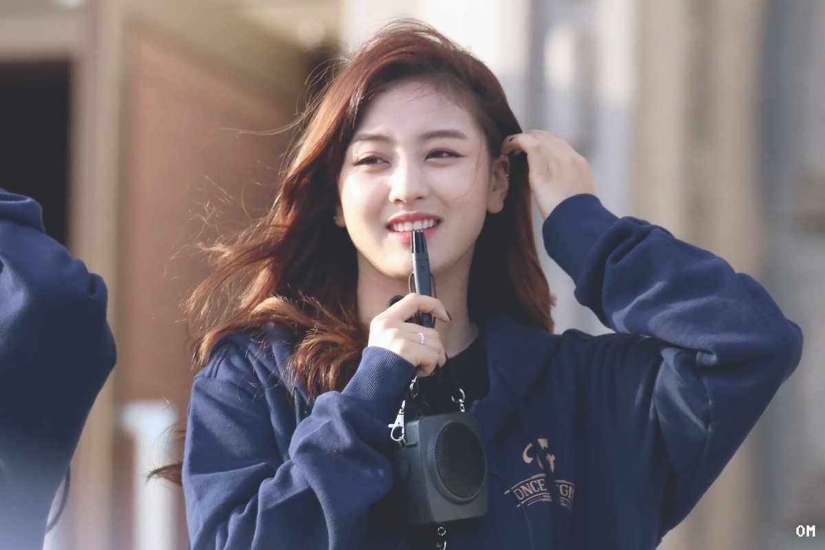 olmaneegee1020's tweet photo. 171015 ONCE BEGINS
#트와이스 #TWICE #지효 #JIHYO https://t.co/VLAyYmtt7Y