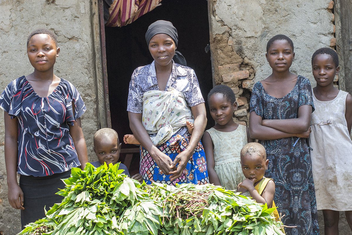 ps_global's tweet photo. What would u do if u had 7 kids to feed &amp; no income? Eliane is trying to grow her own business! Will u help her? https://t.co/YOn7Appy7t https://t.co/zxGMlCpyAy