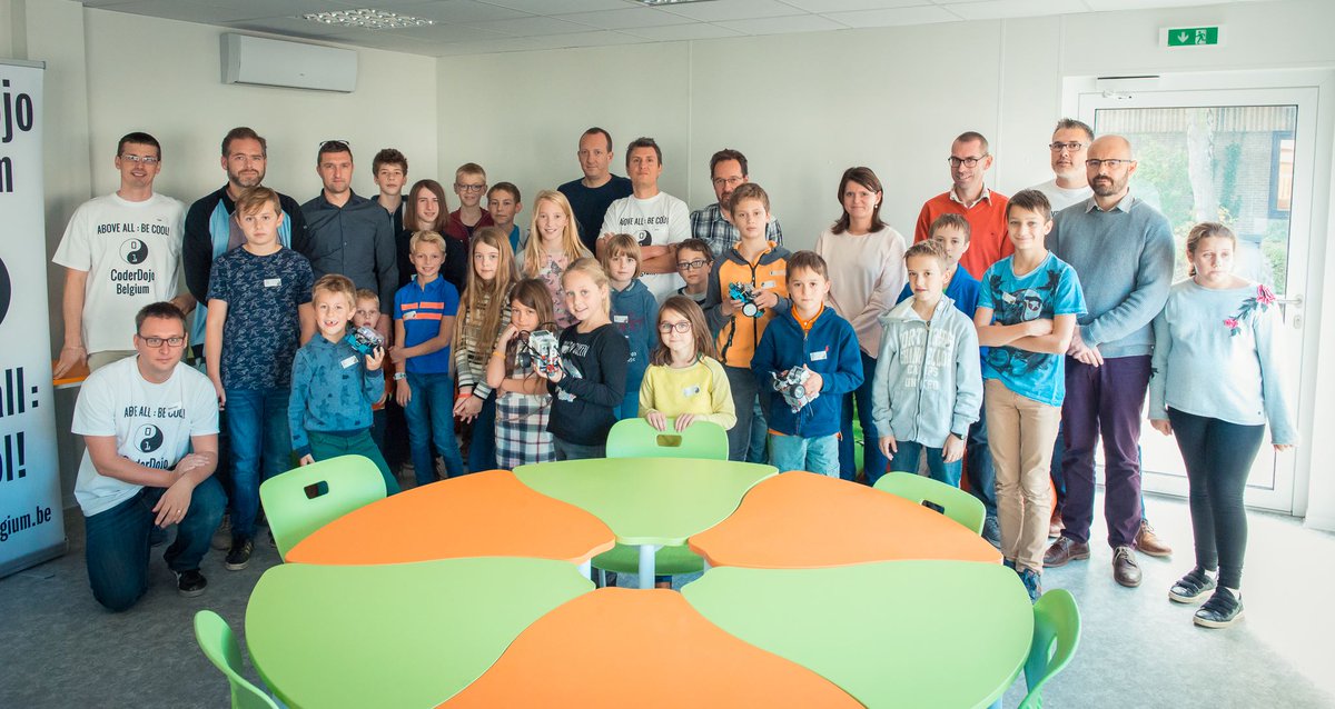 AtheneumEureka's tweet photo. Coderdojo op bezoek in de future classroom https://t.co/Nodyqia7ay