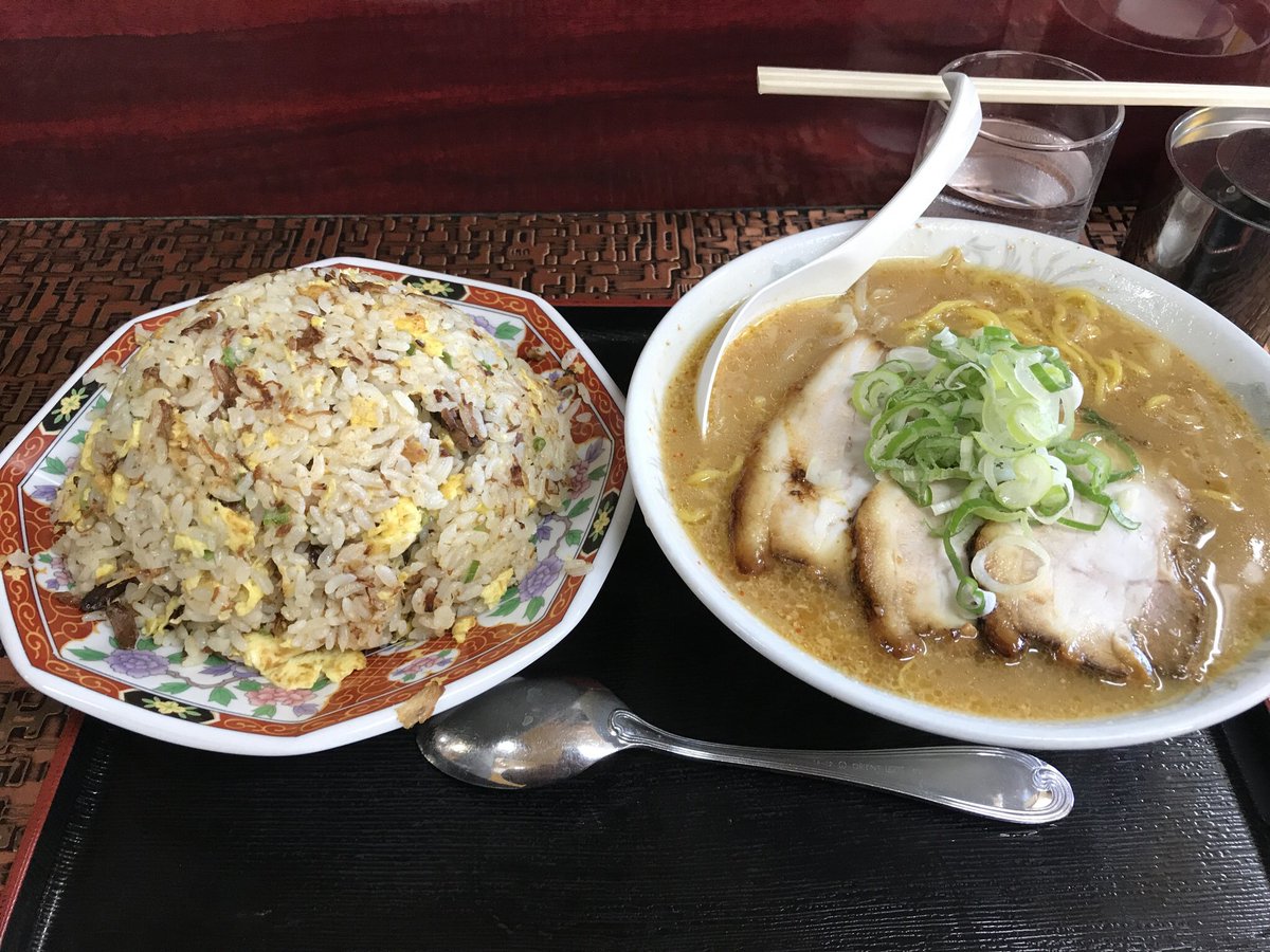sakkurusan's tweet photo. チャーハンを頼むと、他店の倍はあるチャーハンにスープと称したラーメン1人前ついてくる店、こく一番だが。
じゃあここで普通のラーメン頼んだらどうなるんだって？他店の倍以上麺が入ってて、チャーシューが8枚くらい乗ったラーメンと、小ライスと言う名の並ライスがついてくるぞ。 https://t.co/NIkUEwg0tt