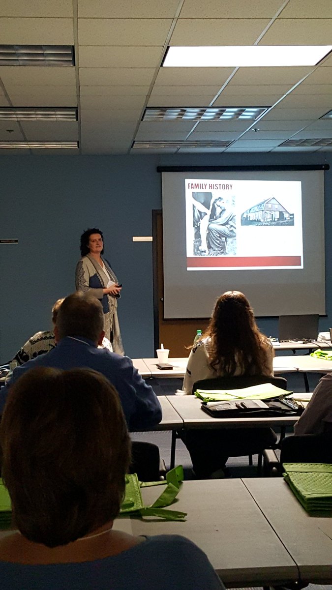 jaymers9701's tweet photo. #Dairy farmer Conny VanBedaf sharing her dedication to #animal care with North Dakota grocers @MidwestDairy #UndeniablyDairy https://t.co/87fOQa0mhh