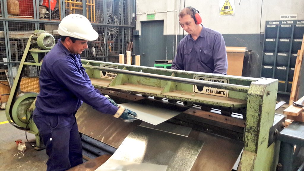 joserarteaga's tweet photo. Junto a @gastoncrespoLP visitamos la Pyme Acocolor, en el barrio de Hernández, una fábrica de productos metalúrgicos de cortes de chapa https://t.co/AOycbN9NHv