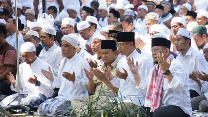 bhre_wirabhumi's tweet photo. 17. Dengan mengucap basmalah, Mbah Hamim berharap #LaNyallaJatim1 bisa menjadi Gubernur #JawaTimur https://t.co/KElFwe9Tnu