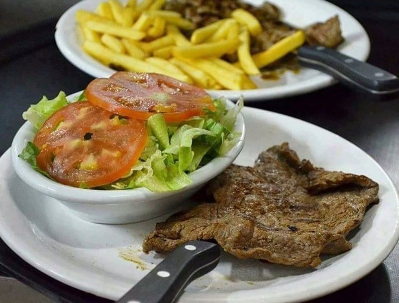 laguitarritapy's tweet photo. ¿Ser o no ser fit? La difícil decisión entre un Bife de Lomo acompañado con Ensalada mixta o con Papas fritas 😱😜 https://t.co/QrT5Ct4cYZ