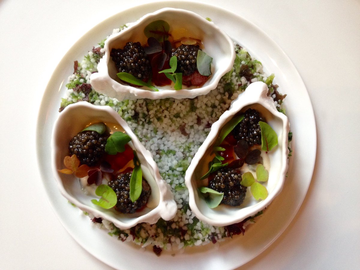 guideMichelinFR's tweet image. Saveurs inoubliables. Tartare de bœuf de Bazas, crème d'huîtres et caviar. Le Pressoir d'Argent #2etoiles #platexceptionnel