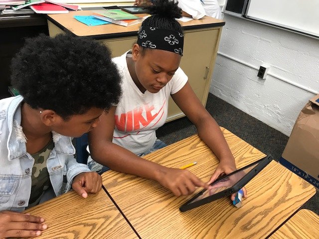 SmallwoodMS's tweet photo. 8th grade students are using Quizziz to review parts of the Heroโs Journey! #learningisfun #bulldogstrong #ipadsforeducation https://t.co/lQ6o2Rglde
